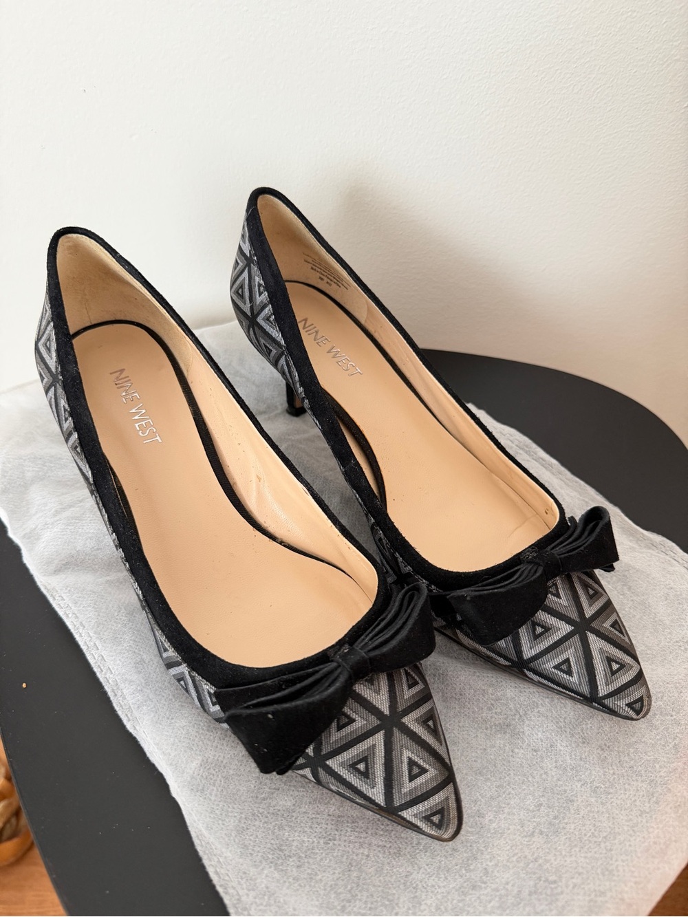 Nine West black grey geometric pointed-toe kitten heel pumps w/ bow US6.5